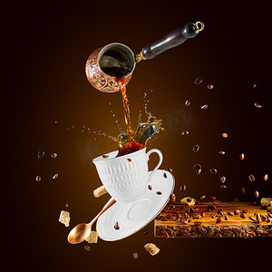 悬浮咖啡摄影照片_掉落的咖啡杯。