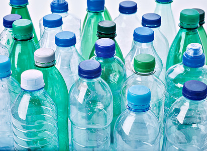 废品回收广告图摄影照片_塑料瓶空透明回收容器水环境饮料垃圾饮料