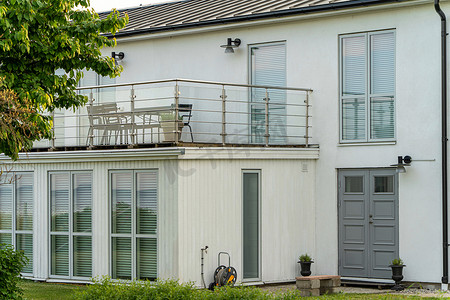带露台和阳台的单户住宅景观，窗户覆盖百叶窗