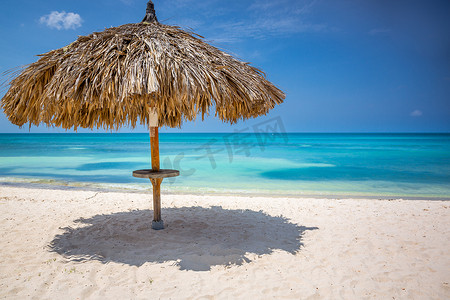 阿鲁巴田园诗般的加勒比海滩在阳光明媚的日子与质朴的草棚，荷属安的列斯群岛