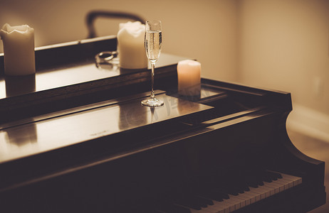孤独的夜晚与钢琴