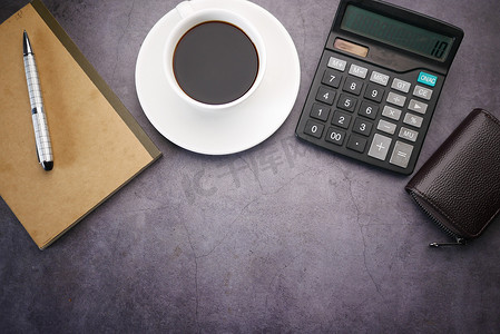 平面组合咖啡、记事本和黑色背景上的计算器。