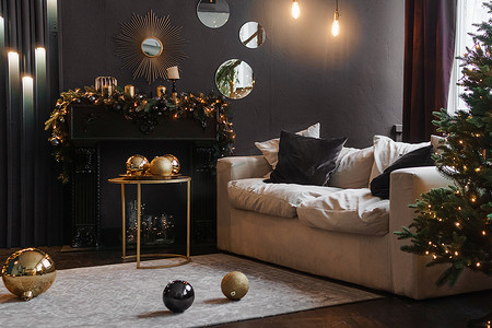 平安夜设计摄影照片_圣诞室内有一棵美丽的圣诞树、沙发、灯泡和深色背景。