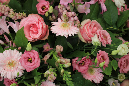 混合粉红色插花：不同深浅粉红色的各种花朵
