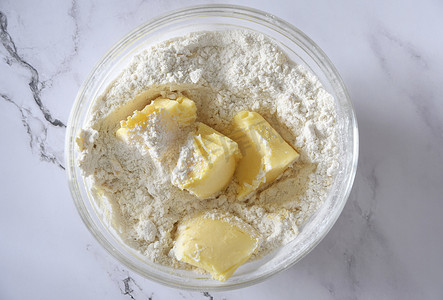 脆饼摄影照片_碗里的黄油和面粉，在家制作脆饼的配料