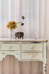 一束干花和复古珠宝盒放在复古风格的家具上。