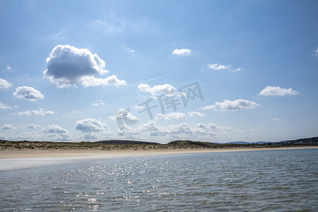 奥特曼相信光摄影照片_爱尔兰多尼戈尔郡纳林海滩美丽清澈的海水。