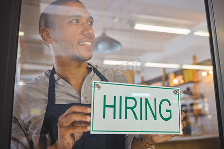招聘、广告和小企业主在咖啡馆或餐厅的窗户或门上贴有招聘牌，快乐而积极。