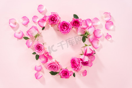 粉色心形花瓣摄影照片_粉红玫瑰