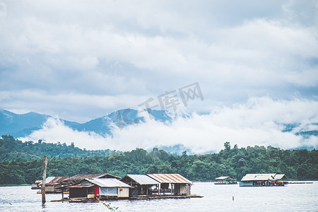 秋季湖上雾山漂流屋全景景观