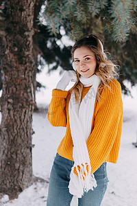 冬天外面穿着黄色毛衣的金发少女。