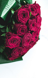 大理石背景上的豪华勃艮第玫瑰花束，美丽的花朵作为情人节的节日爱情礼物