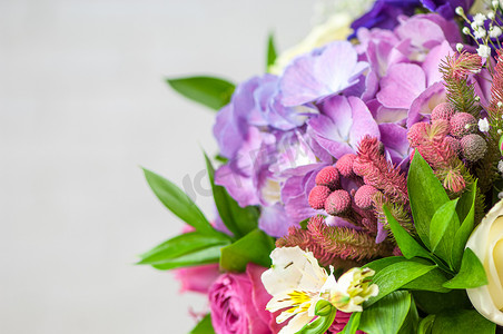 洋桔梗白摄影照片_美丽的紫色桔梗、六出花和花束中的玫瑰的特写
