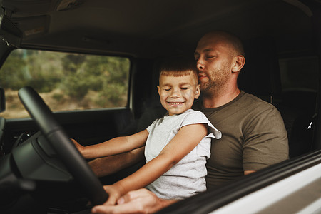 父亲开车摄影照片_父亲教小儿子开车去公路旅行