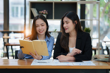 亚洲女商人或会计师在办公桌、账户、咨询、审计和储蓄概念上用计算器和文书工作进行数学和分析