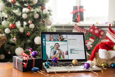 圣诞节在线假期远程庆祝圣诞节新年封锁冠状病毒检疫covid 19新常态、社交距离、远程通信、呆在家里度假、在线圣诞派对。