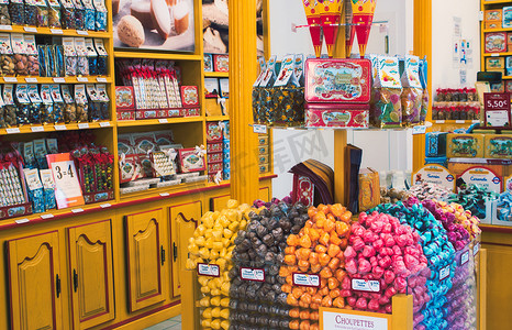 格拉纳达/西班牙 — 2019年8月21日：一家甜品店的内部，配有各种糖果