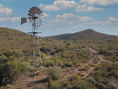 干燥景观中的风车和水泵