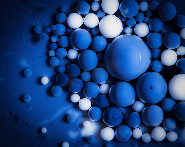 彩色透明气泡摄影照片_彩色球蓝色滴在油中