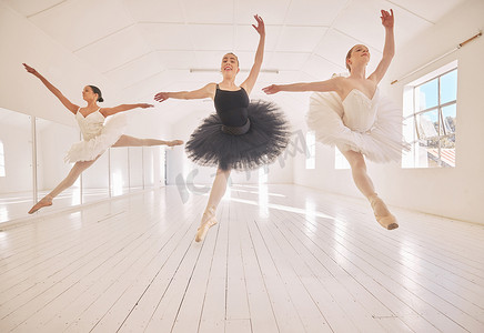培训、芭蕾舞剧院和舞蹈工作室，女性与老师一起学习创意艺术表演。