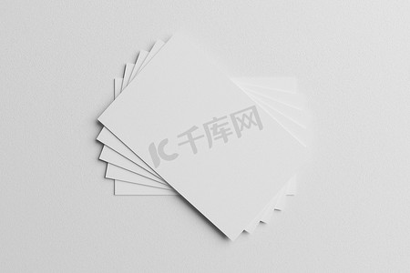 白色名片纸堆叠样机模板与空白空间封面，用于在纸板背景上插入公司徽标或个人身份。