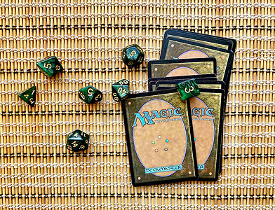 骰子游戏绿色多面体、MTG 骰子和卡片。