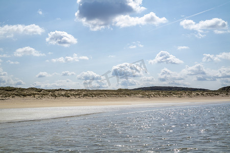 奥特曼相信光摄影照片_爱尔兰多尼戈尔郡纳林海滩美丽清澈的海水。