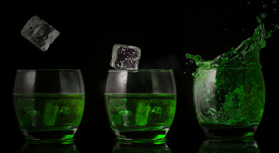 冰落入绿色液体玻璃中的串联排列