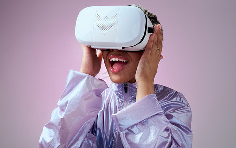 vr虚拟现实摄影照片_VR、3D 游戏和女性对粉红色样机工作室背景下的未来数字游戏感到惊讶。
