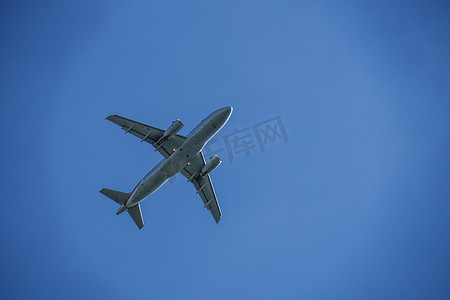 蓝色渐变背景摄影照片_蓝天和飞机的形象