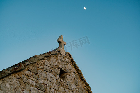 圣伊万老教堂的屋顶，天空背景上有一个十字架。