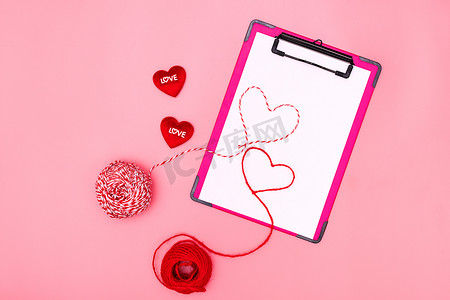 信封糖果摄影照片_情人节概念，白色音符，粉红色背景上有红心