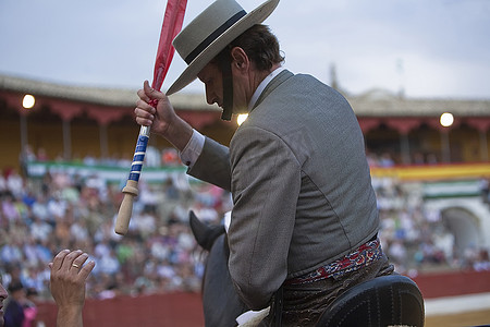 安东尼奥·多梅克 (Antonio Domecq)，西班牙马背上的斗牛士，西班牙哈恩省巴埃萨，2010 年 8 月 13 日