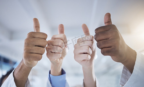 不同群体的不知名医疗保健专业人员使用手势在诊所竖起大拇指的特写镜头。