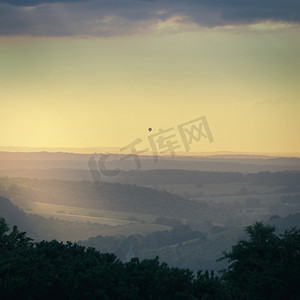 从布瑟山顶欣赏夜景，汉普郡地平线上有热气球
