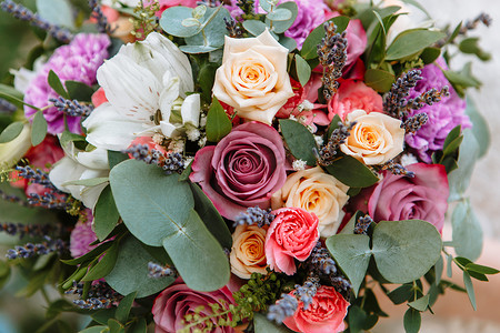 粉色婚礼背景设计摄影照片_美丽的婚礼花束与五颜六色的花朵
