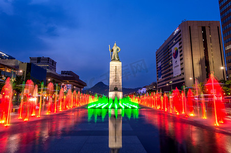 光化门广场上美丽的彩色喷泉，市中心矗立着李舜臣海军上将的雕像。