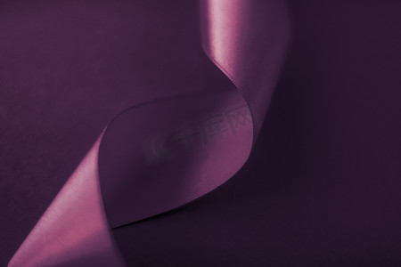 紫色邀请摄影照片_紫色背景上的抽象卷曲丝带、假日销售产品促销的独家奢侈品牌设计和魅力艺术邀请卡背景