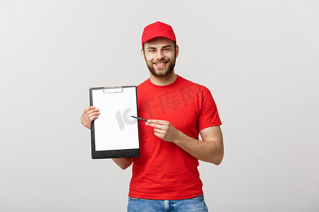 交付概念：肖像年轻白种人英俊的送货员或快递员显示确认文件表格以供签名。