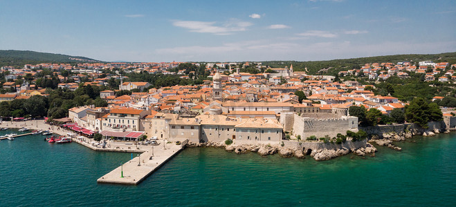 地中海沿海老城克尔克岛、克罗地亚、欧盟的鸟瞰图