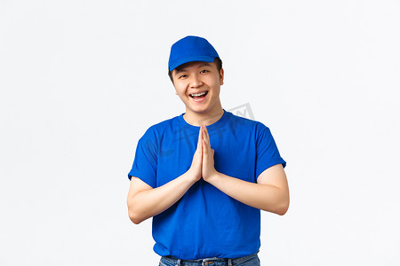 身穿蓝色制服、开朗微笑的亚洲快递员手牵手，礼貌地向客户打招呼，说合十礼或你好。