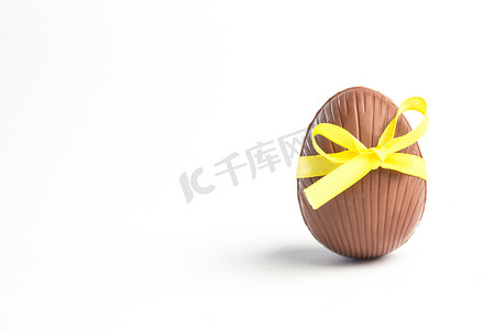 黄丝带中的巧克力复活节彩蛋
