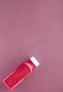 app减肥摄影照片_排毒超级食品草莓冰沙瓶，用​​于减肥清洁。紫色背景，食品和营养专家博客的平面设计