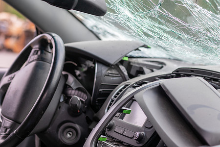 事故后损坏的车窗。