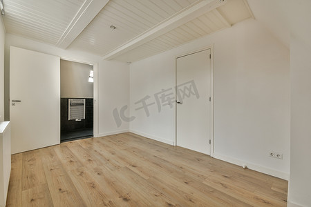 芒果摄影照片_有白色墙壁和镶木地板的阁楼空房间