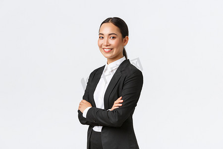 职业年轻的亚洲女企业家、身着西装交叉双臂的房地产经纪人，在镜头前显得自信。