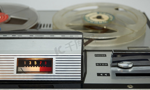 一台旧的但仍在工作的卷盘式磁带录音机
