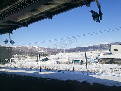 日本北海道冬日阳光明媚的遥远火车站
