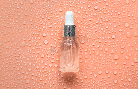 化妆品保湿水摄影照片_瓶化妆品和液体滴，保湿。