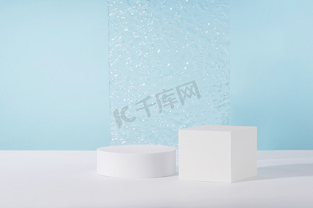 透明亚克力板摄影照片_丙烯酸肋板、讲台、蓝色背景下化妆品包装的背景。
